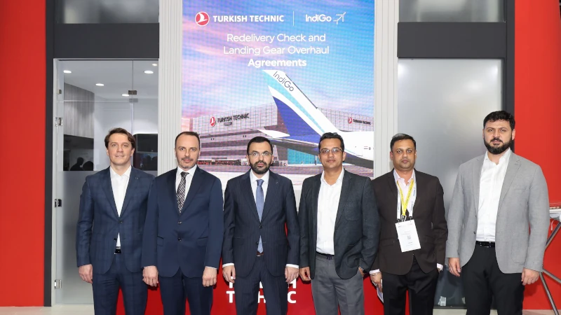Foto de grupo de tras el la firma del acuerdo entre Turkish Technic y IdigGo. Foto: Turkish Technic